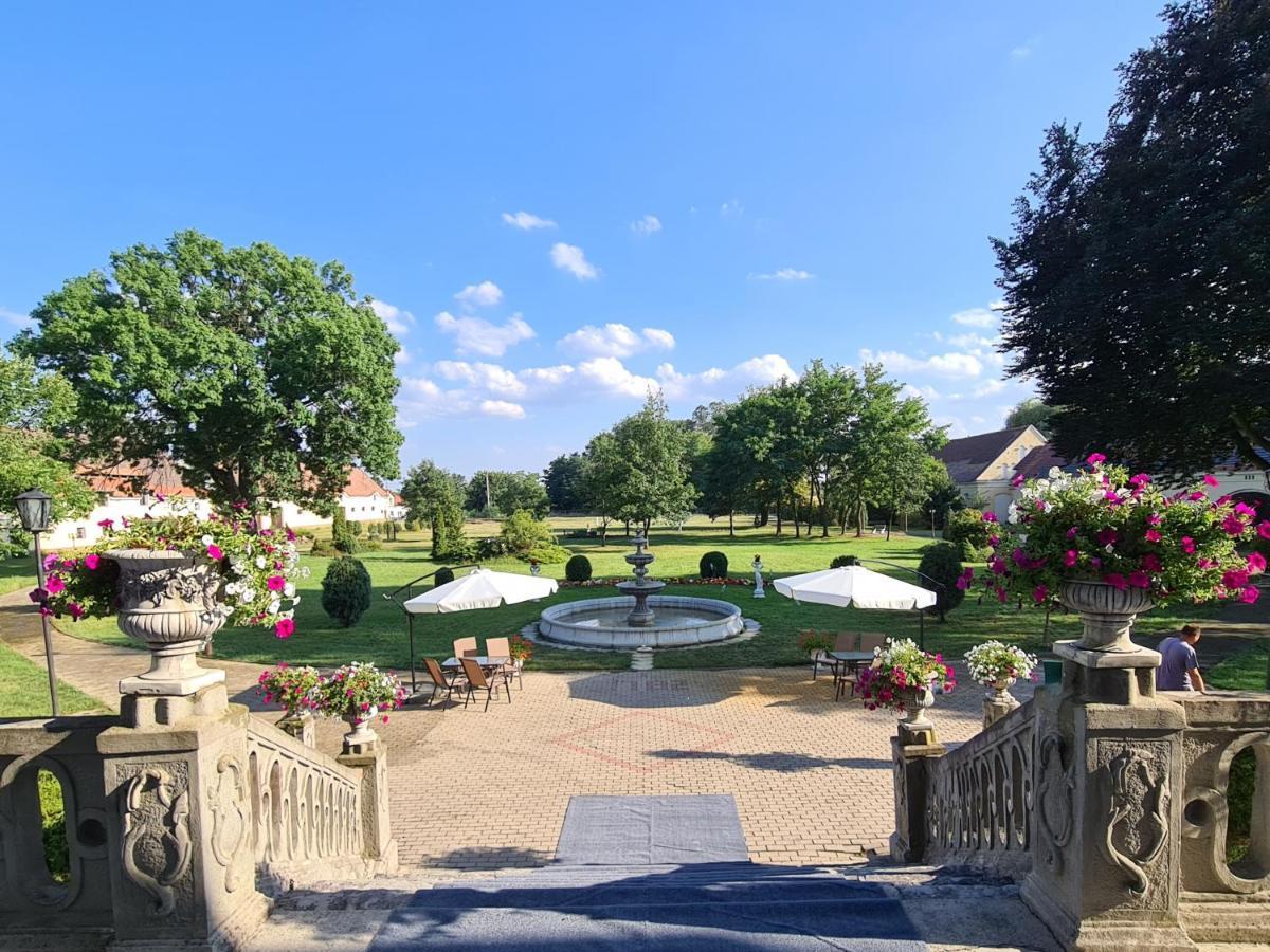 Palac Henrykow Szprotawa Buitenkant foto